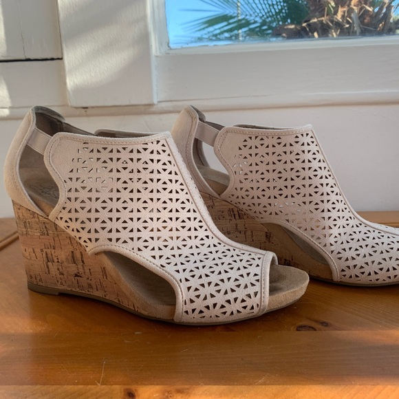 Blush suede wedges - Picture 2 of 9